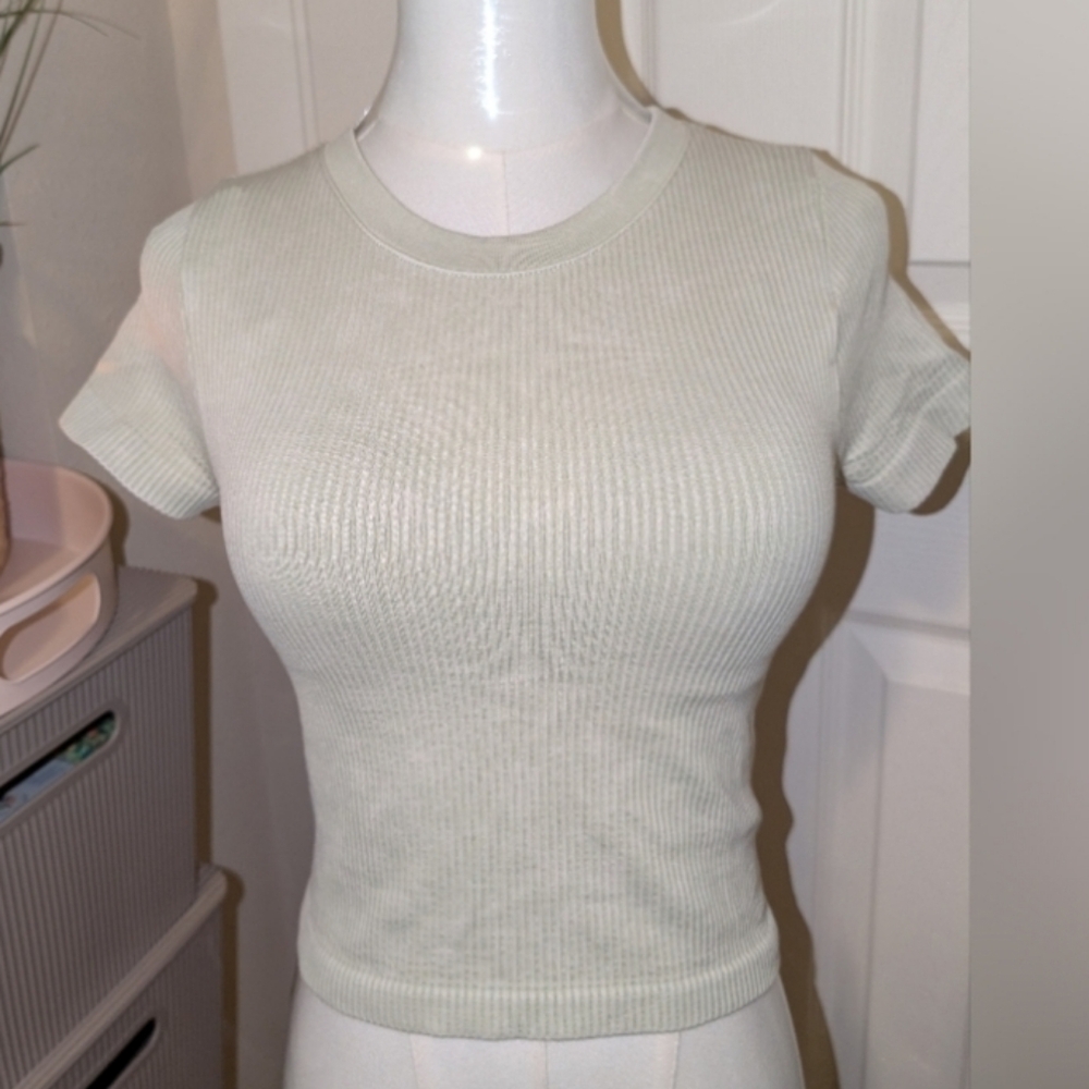 🩷👕💚 4 Fitted Short Sleeve Ribbed Crop Tops (EUC barely worn!) - Picture 7 of 16